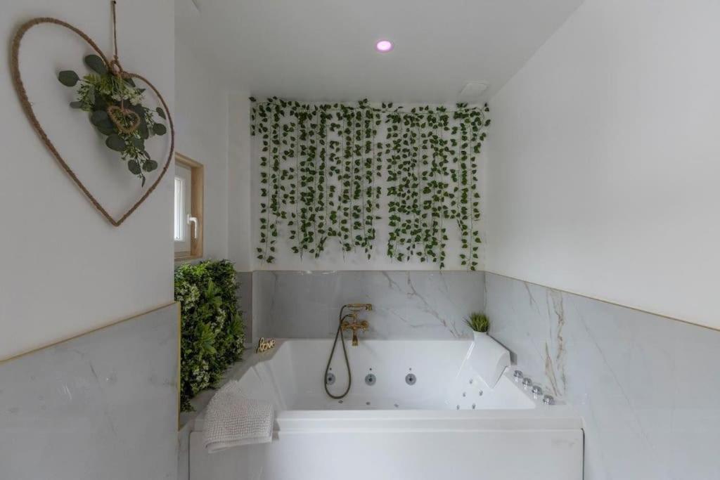 Romantique Balneo Appartement *